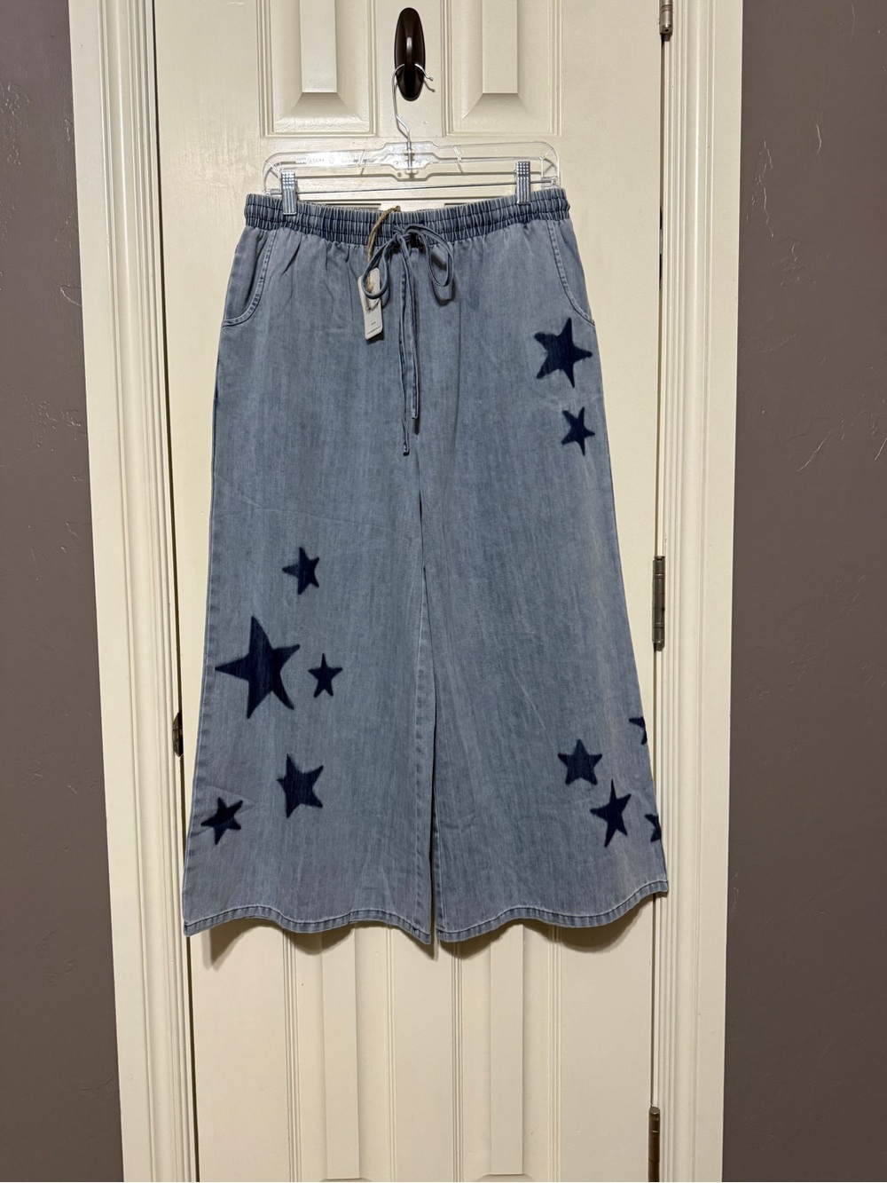 Sage + Fig Wide-Leg Denim Crop Pants with Navy Star Deaign